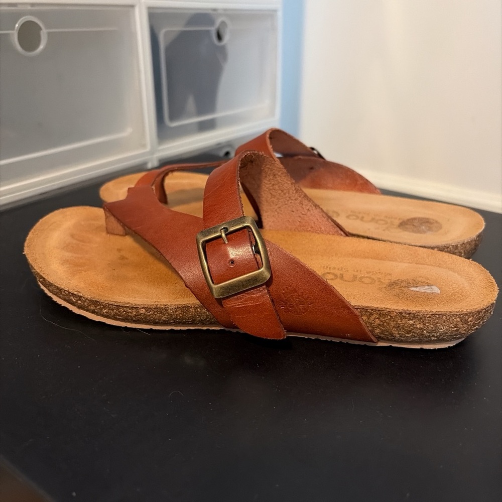 Elegant Tan Leather Sandals with Buckle - Picture 3 of 8